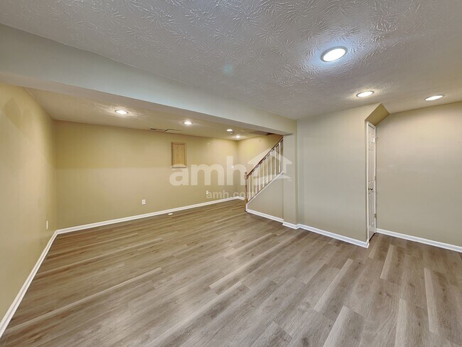 Building Photo - 509 Lake Front Dr