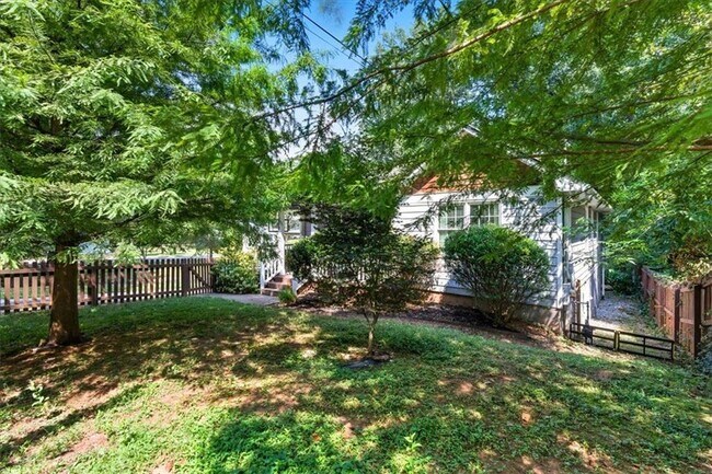 Building Photo - 2238 Ridgedale Rd NE