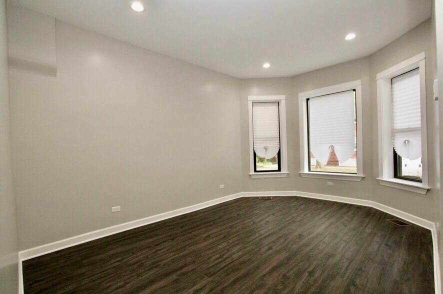 Building Photo - 1406 E 69th Pl