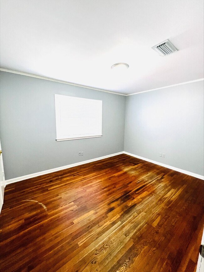 Building Photo - Remodeled 2 Bedroom Apartment