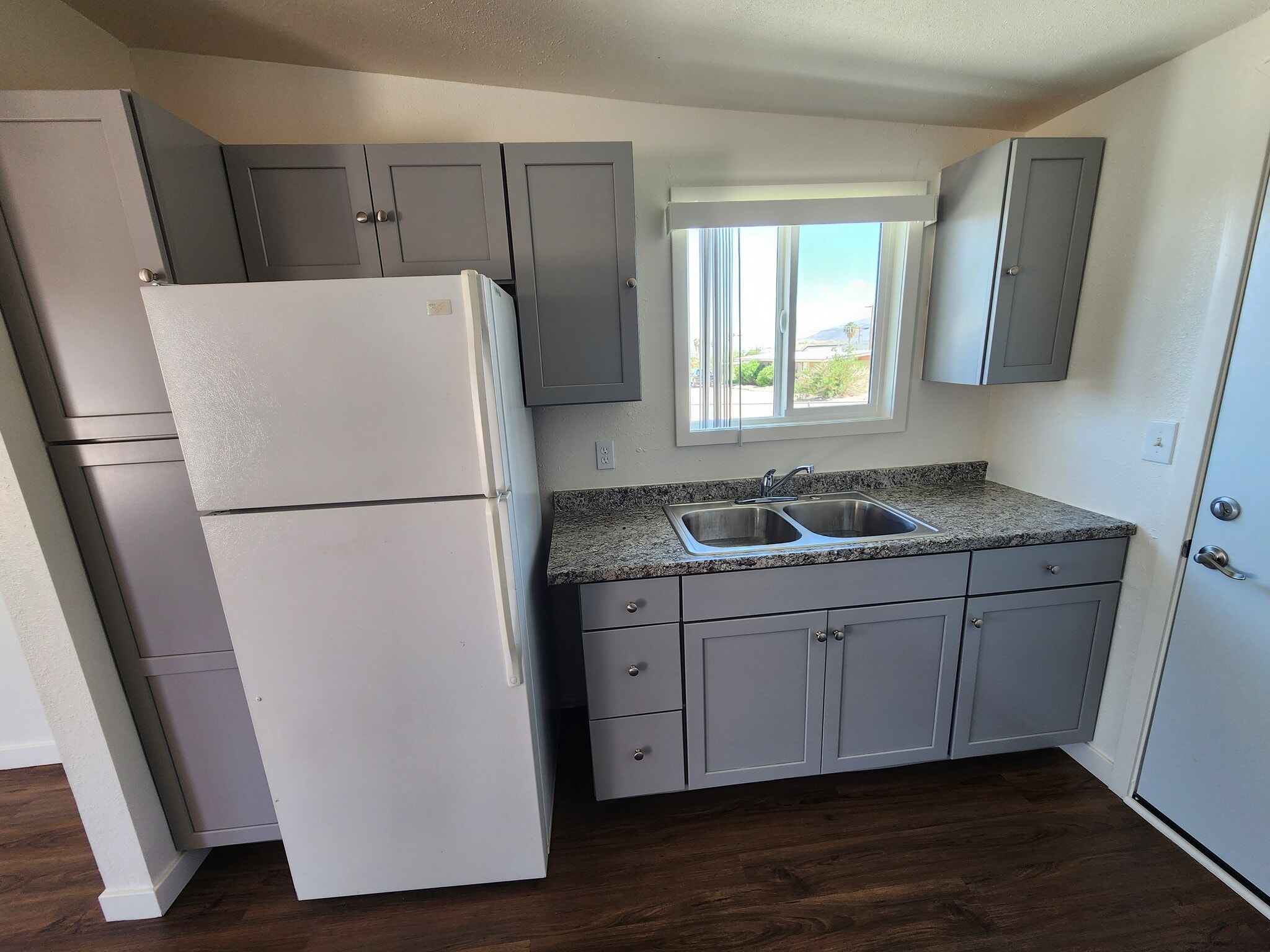 Kitchen - 6060 Abronia Ave