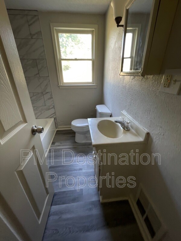 Building Photo - 5528 Parkview Ave