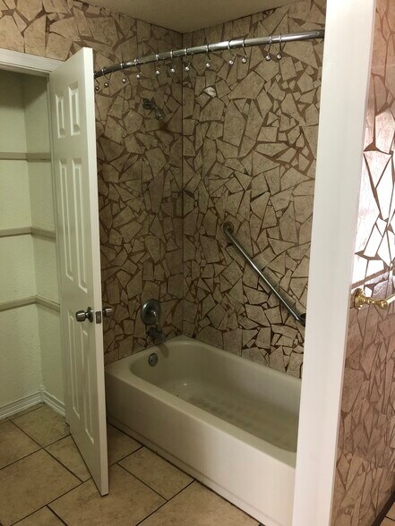 Building Photo - 502 Beacon