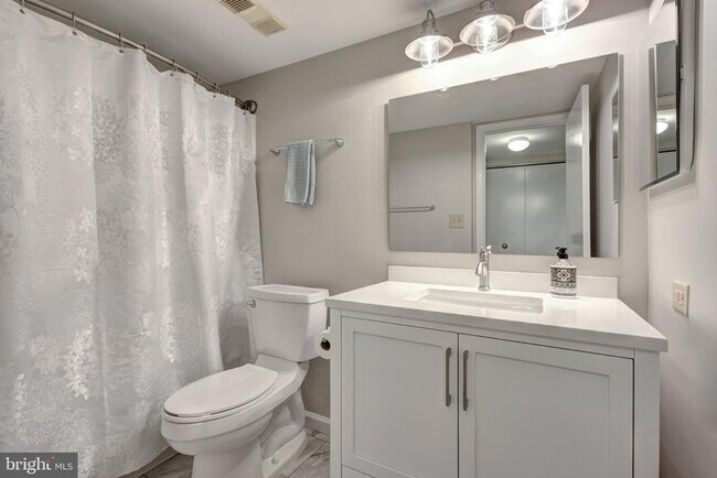 Building Photo - 5906 Cove Landing Road Unit 102