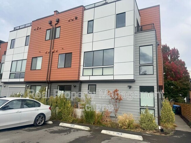 Building Photo - 541 S Cloverdale St