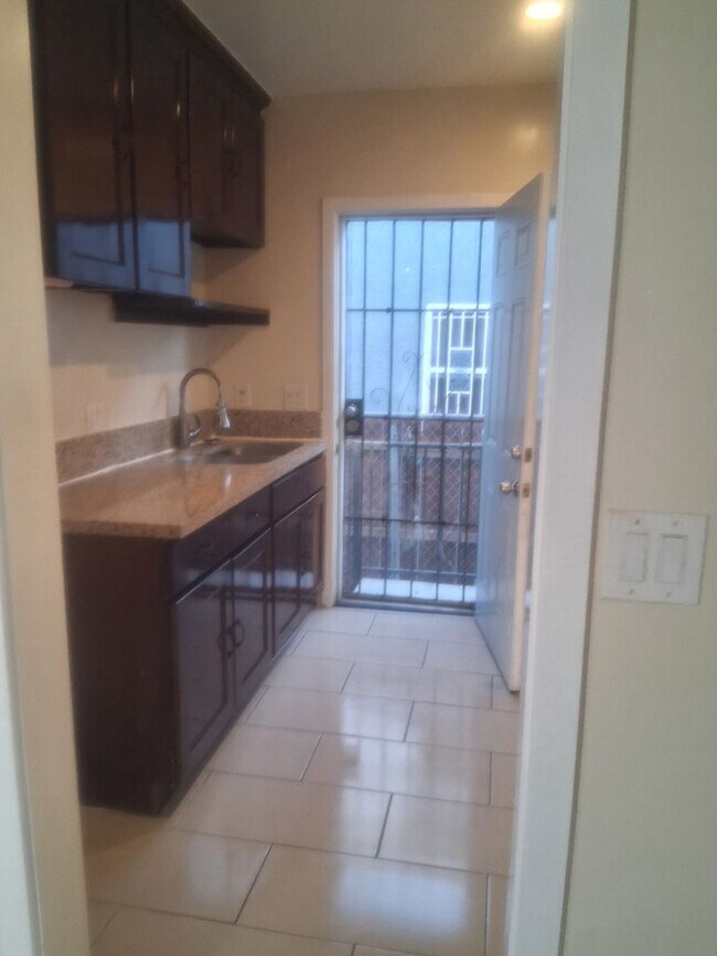 Building Photo - 700 West