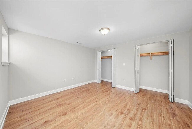 Building Photo - Charming 2BR Garden Unit in Bronzeville