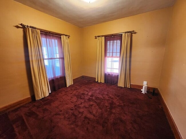 Building Photo - 1 Bedroom House Near Shopping, Parks and Little League Field