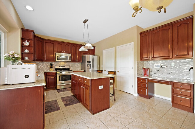 Building Photo - 1044 Oakhill Dr