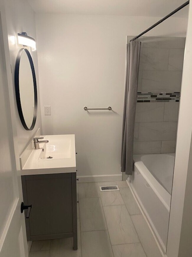 Building Photo - Stunning Executive Rental
