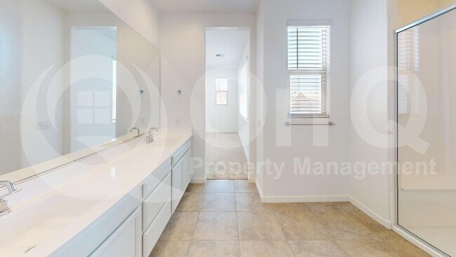 Building Photo - 9131 W Glenrosa Ave
