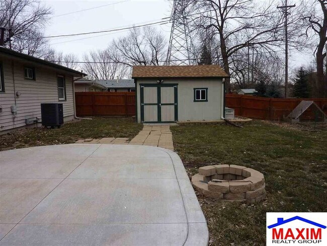 Building Photo - Move-in special offer!!!  Huge house - over 2,200 sqft convenient location and private backyard $...