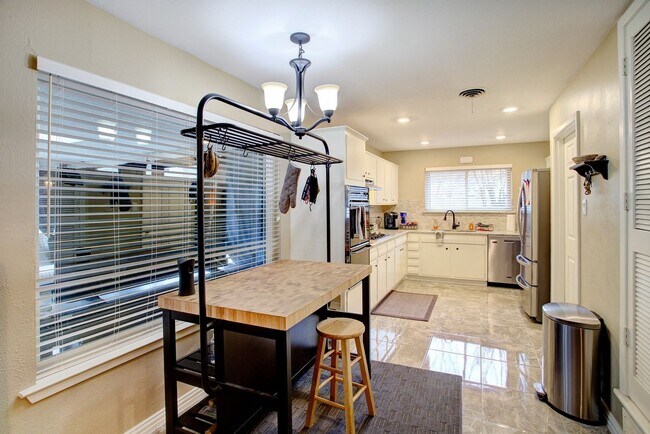 Building Photo - 4 Bd, 2 Ba for Lease | N. Arlington