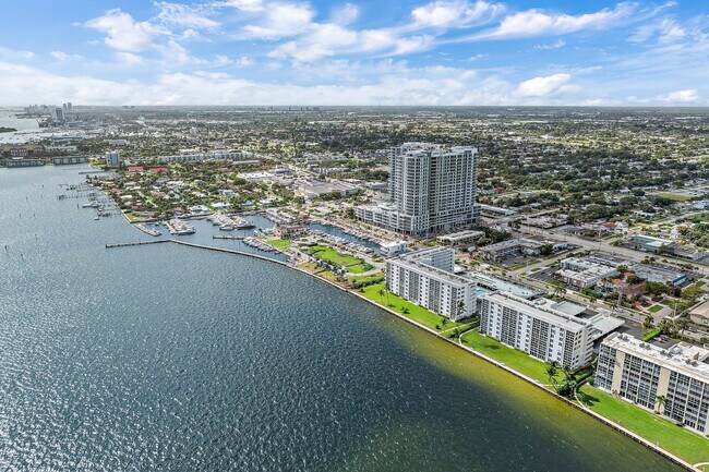 Building Photo - 301 Lake Shore Dr