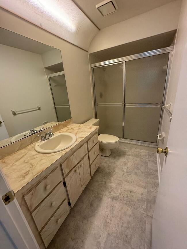Building Photo - Spacious 3BR/2BA Home in Rainbow Acres – L...