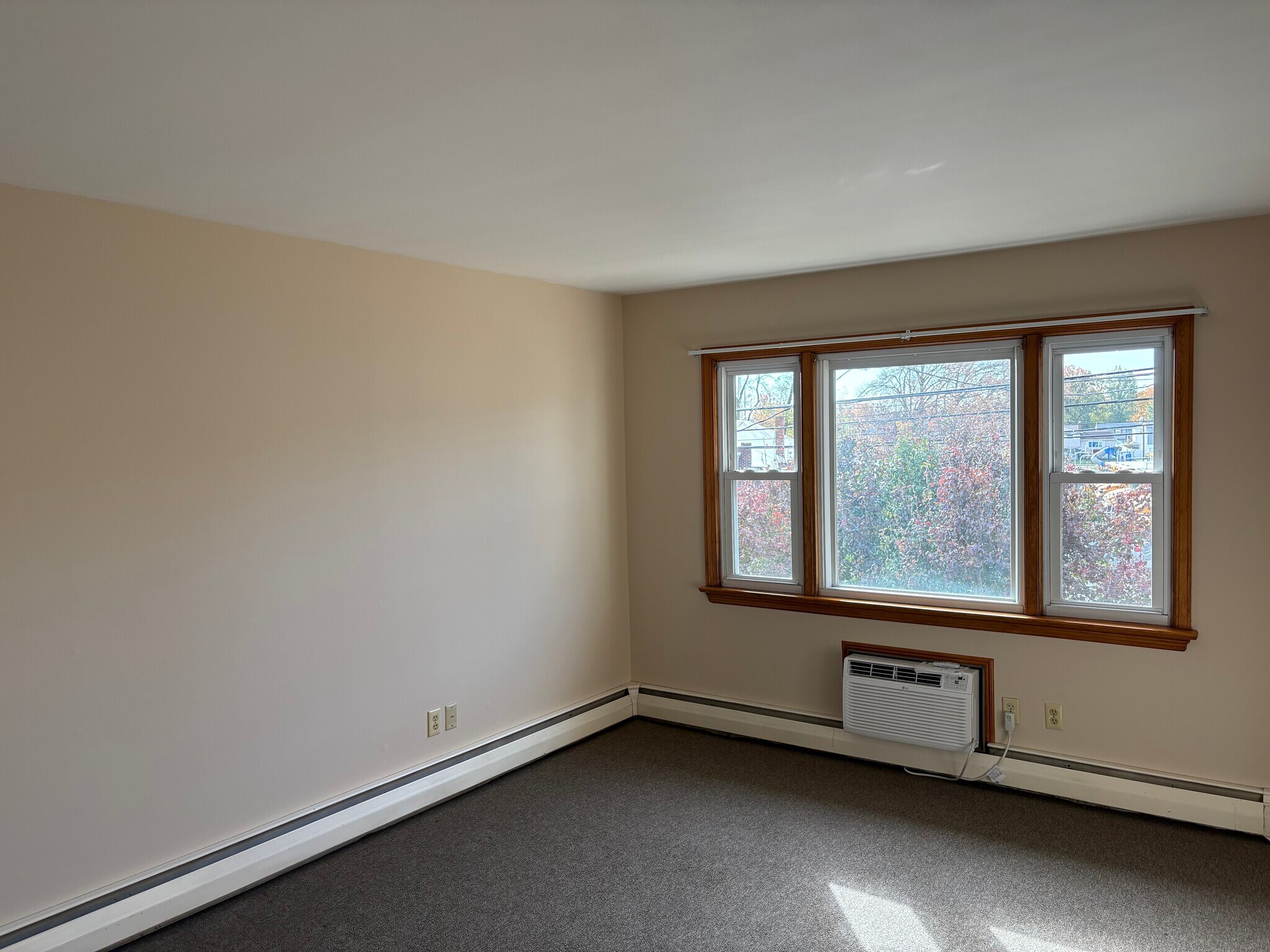 Building Photo - 1356 Roosevelt Ave