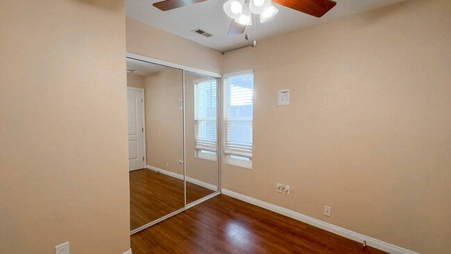 Building Photo - 3-bedroom, 2.5-bath split-level condo