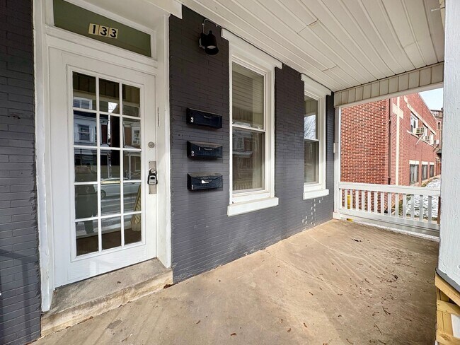 Building Photo - 133 W Maple St