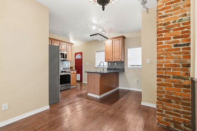 Building Photo - Charming 3 Bedroom/4 Bathroom Detached Home Located In The South Side Flats.  Available Immediately.