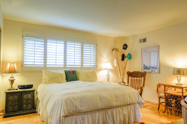 Building Photo - Furnished Single Story Home West of the Freeway