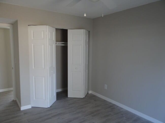 Building Photo - Annual Renovated Duplex 2 bed 1 bath 1 car...