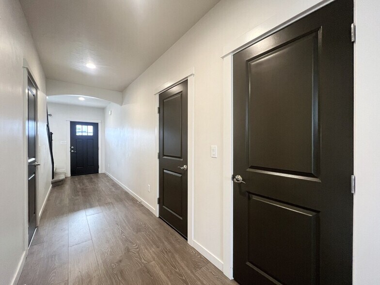 Building Photo - 3315 S Cabin Creek Way