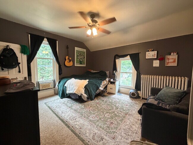 Building Photo - 3 bedroom 1 bath Apartment Available June 1st!! Massive bedrooms and a 5 minute walk to campus.