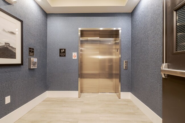 Building Photo - 6618 E Lowry Blvd