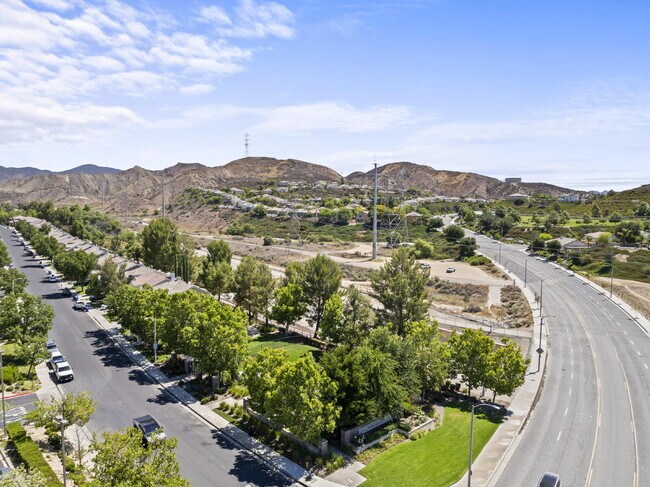 Building Photo - "Spacious 3-Bedroom Retreat with Modern Co...