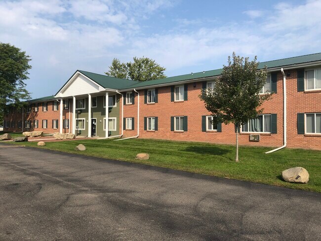 Building Photo - 320 N Tratt St