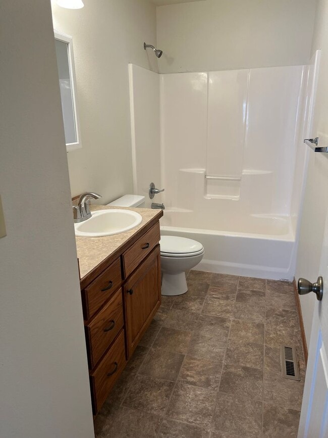 Building Photo - 3 bedroom 2 bath Spacious Duplex in great location!