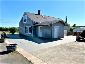 Building Photo - Enjoy the Country living, Home on acres in Yamhill Oregon