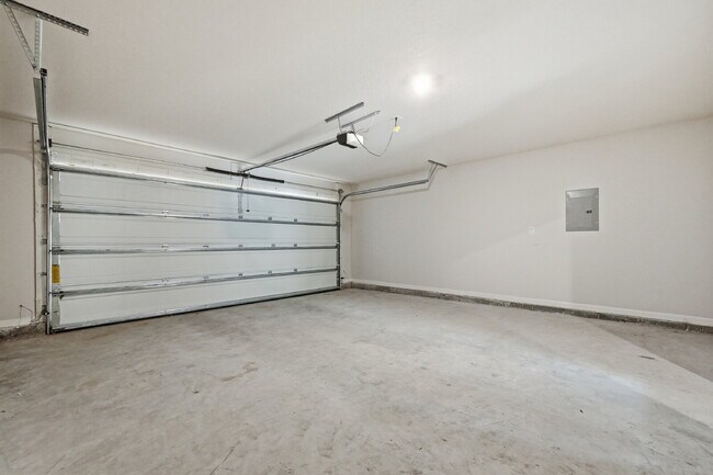 Building Photo - New community! Three bedrooms, two bathrooms and ready for you to move into!