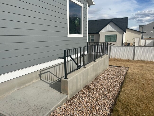 Building Photo - 3 Bedroom 2 Bathroom -Basement Apartment-Saddlebrook Dr. Santaquin