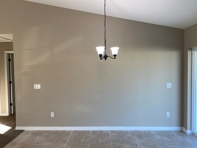 Building Photo - 3/2/2 Silver Spring Shores **Available NOW**