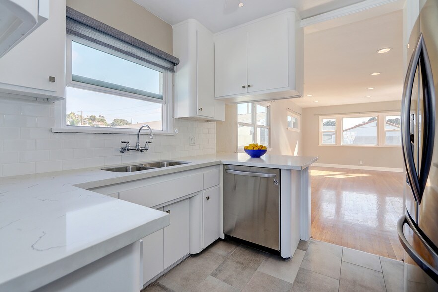 kitchen /facing living - 423 28th St