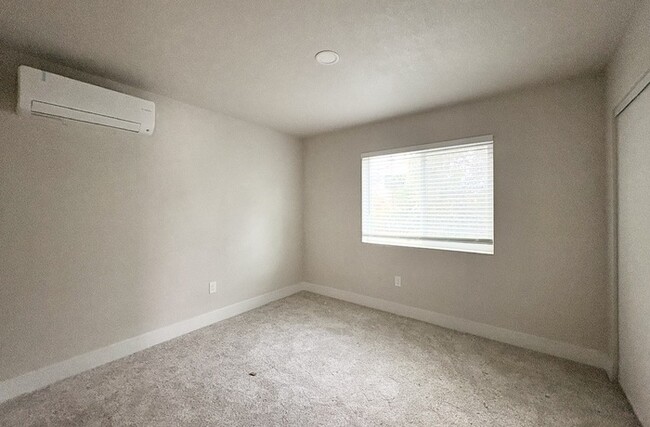 Building Photo - Beautiful 2-bedroom 1 bathroom in Roseville!