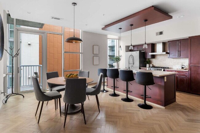 Building Photo - Sophisticated Living on Barton Springs