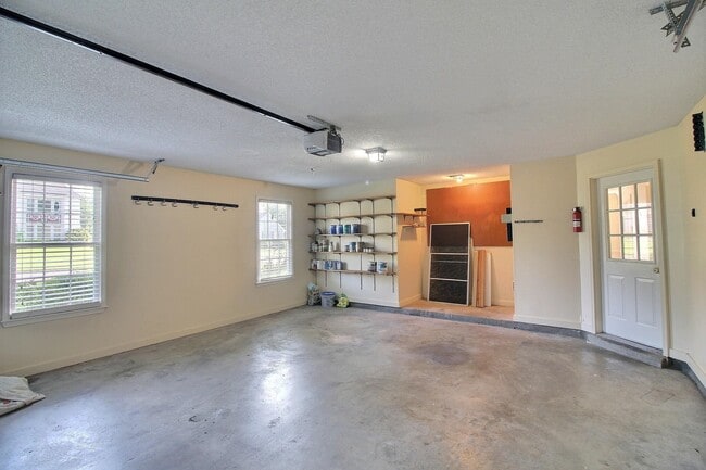 Building Photo - 383 E Valleywood Dr