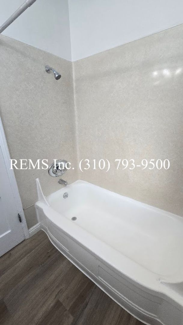 Building Photo - 1 Bedroom Downstairs Apartment w/ (Shared)...