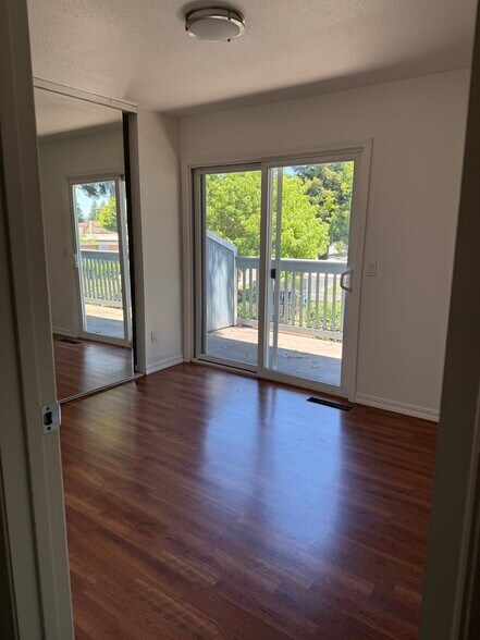 Building Photo - 4994 Country Club Dr