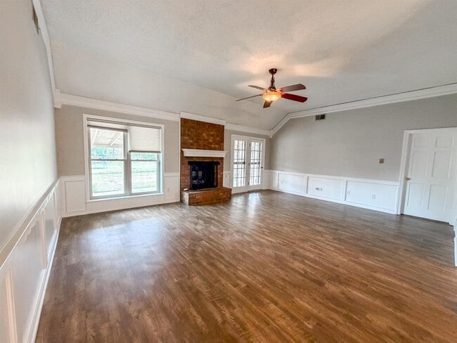 Building Photo - 3915 Oak Rd