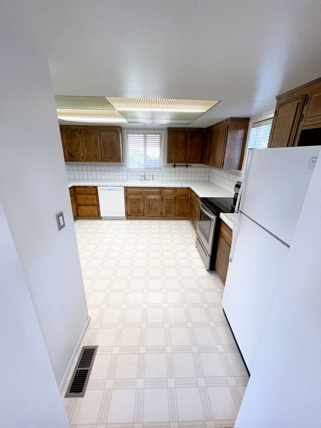 Building Photo - 3 Bedroom, 2 bath Spacious home in Moyina ...