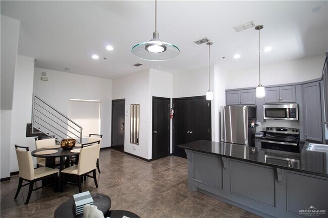 Building Photo - 18 W Daffodil Ave