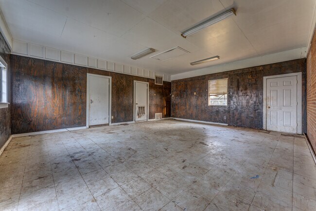 Building Photo - 121 W Pecan St