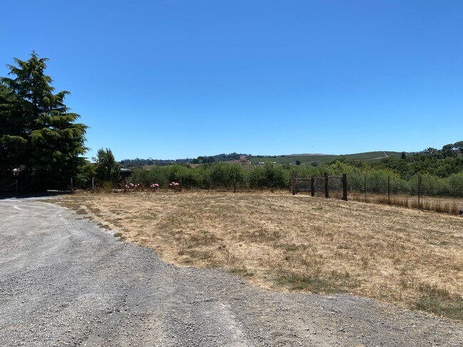 Building Photo - Private, Gated and Views -2 Bdm 2 Bath Gra...