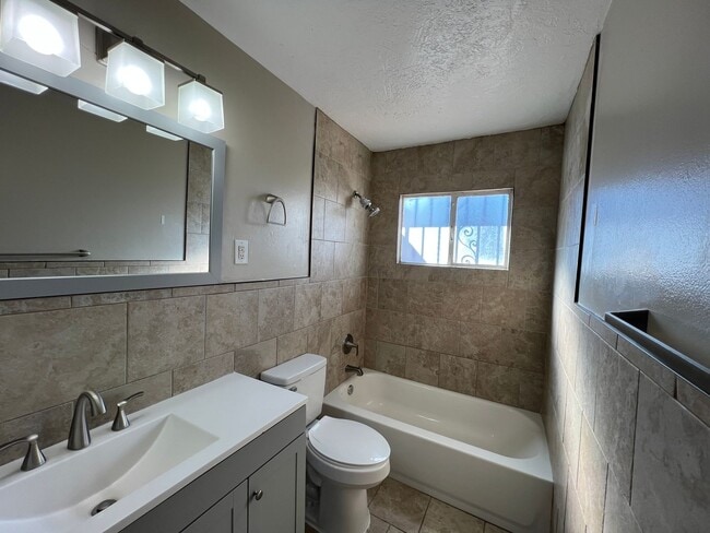 Building Photo - 4 Bedroom Home Available Near Comanche Rd ...