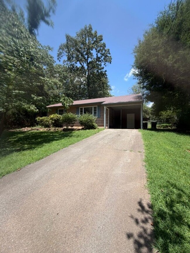 Building Photo - 2 Bedroom, 1 Bath home nestled in the heart of Maryville city in historic Sunset View.