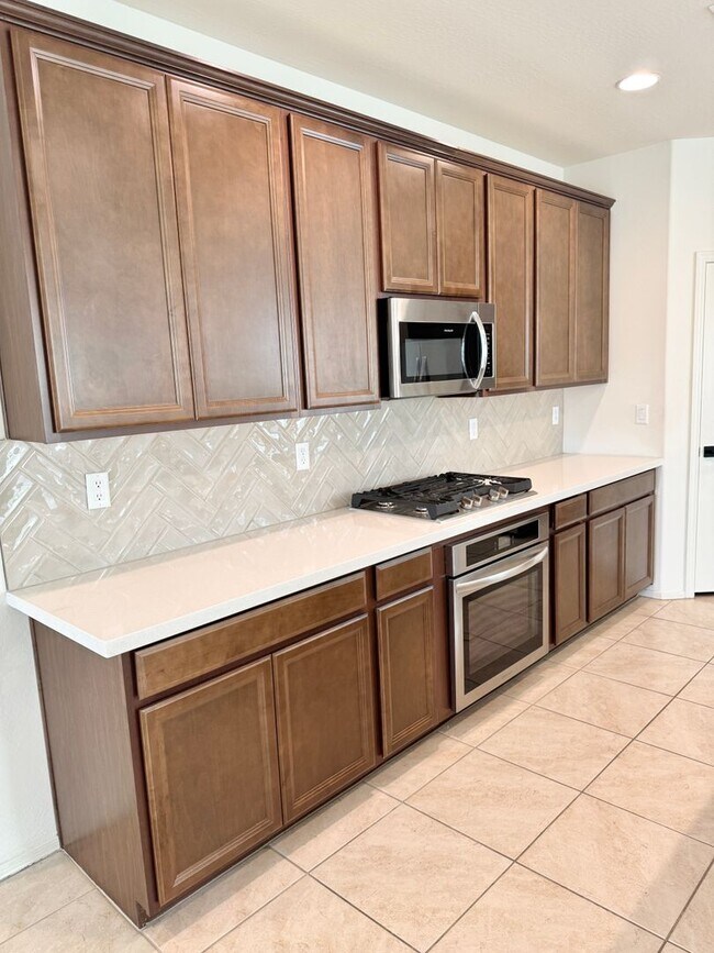 Building Photo - Beautiful 3 Bedroom 2 Bath Single Level Newer Built Home In Litchfield Park! Has Solar!