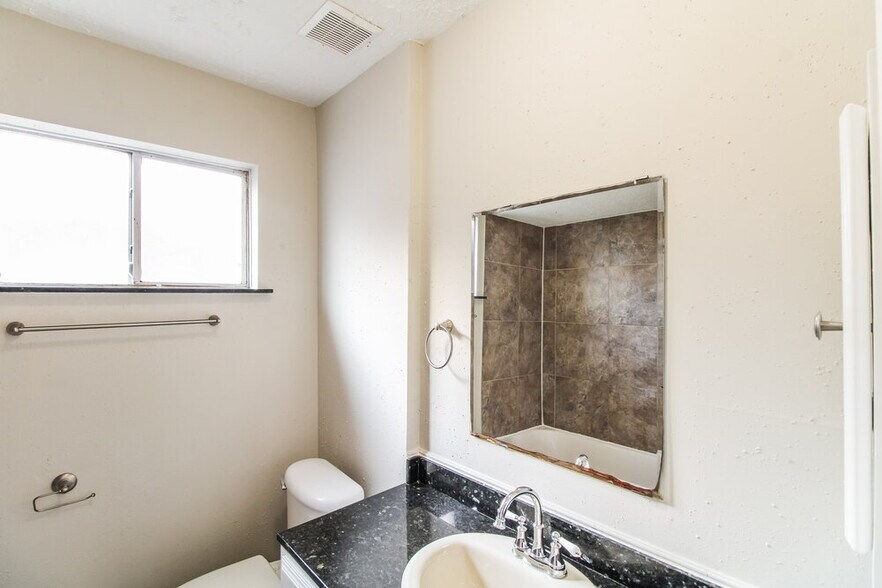 Building Photo - 15102 4 Winds Dr